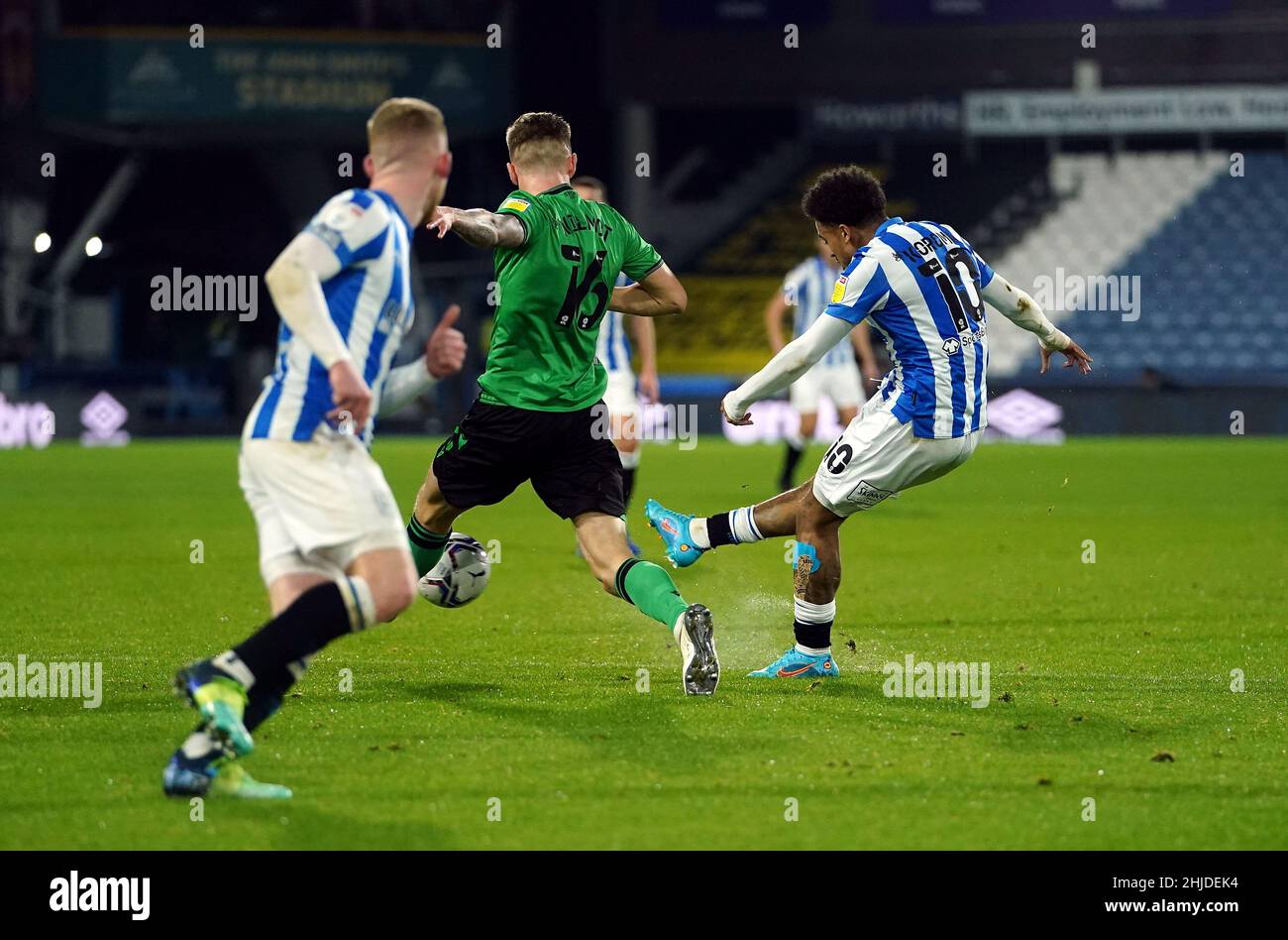 Josh Koroma, de Huddersfield Town, marque le premier but du match du championnat Sky Bet au stade John Smith, Huddersfield.Date de la photo: Vendredi 28 janvier 2022. Banque D'Images