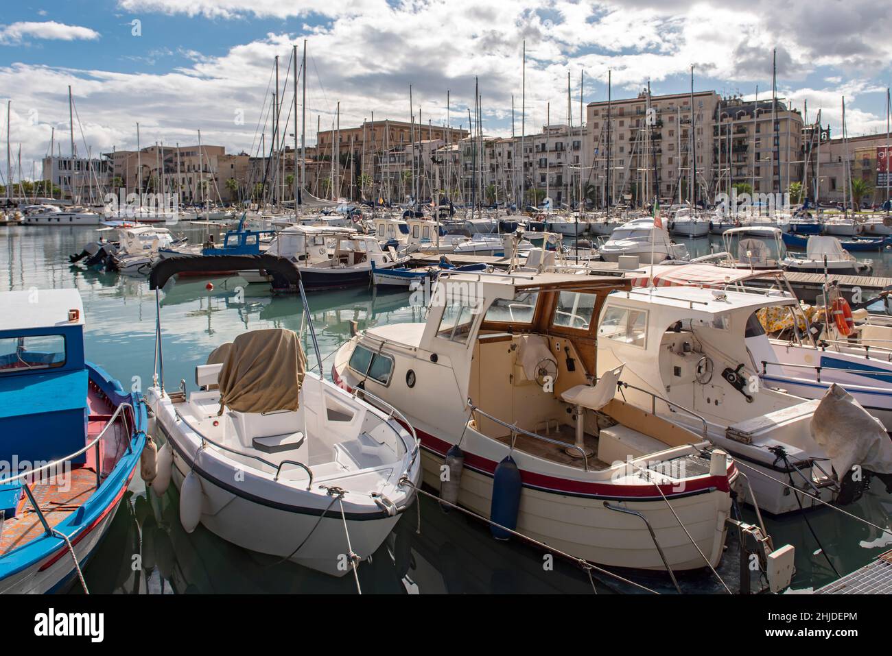 Yachts et bateaux à la Cala Port, Palerme, Sicile, Italie Banque D'Images