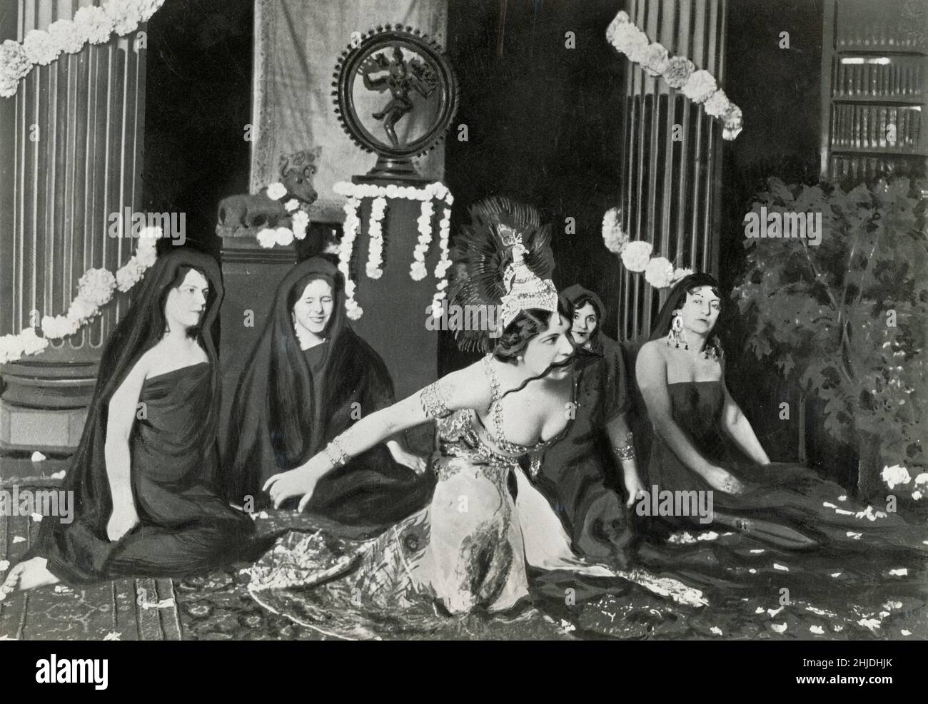 Mata Hari.Margaretha Geertruida MacLeod (née Zelle; 7 août 1876 – 15 octobre 1917), mieux connue sous le nom de stade Mata Hari (/'m??t?'h??ri/), était une danseuse et courtesan exotique hollandaise qui a été reconnue coupable d'être une espionne pour l'Allemagne pendant la première Guerre mondiale. Le professeur Shipman, un érudit reconnu, a déclaré qu'il croyait qu'elle était innocente et qu'elle n'avait été condamnée que parce que l'armée française avait besoin d'un bouc émissaire.Elle a été exécutée par l'équipe de tir en France.photographié au milieu de la scène sa célèbre danse du temple. Banque D'Images