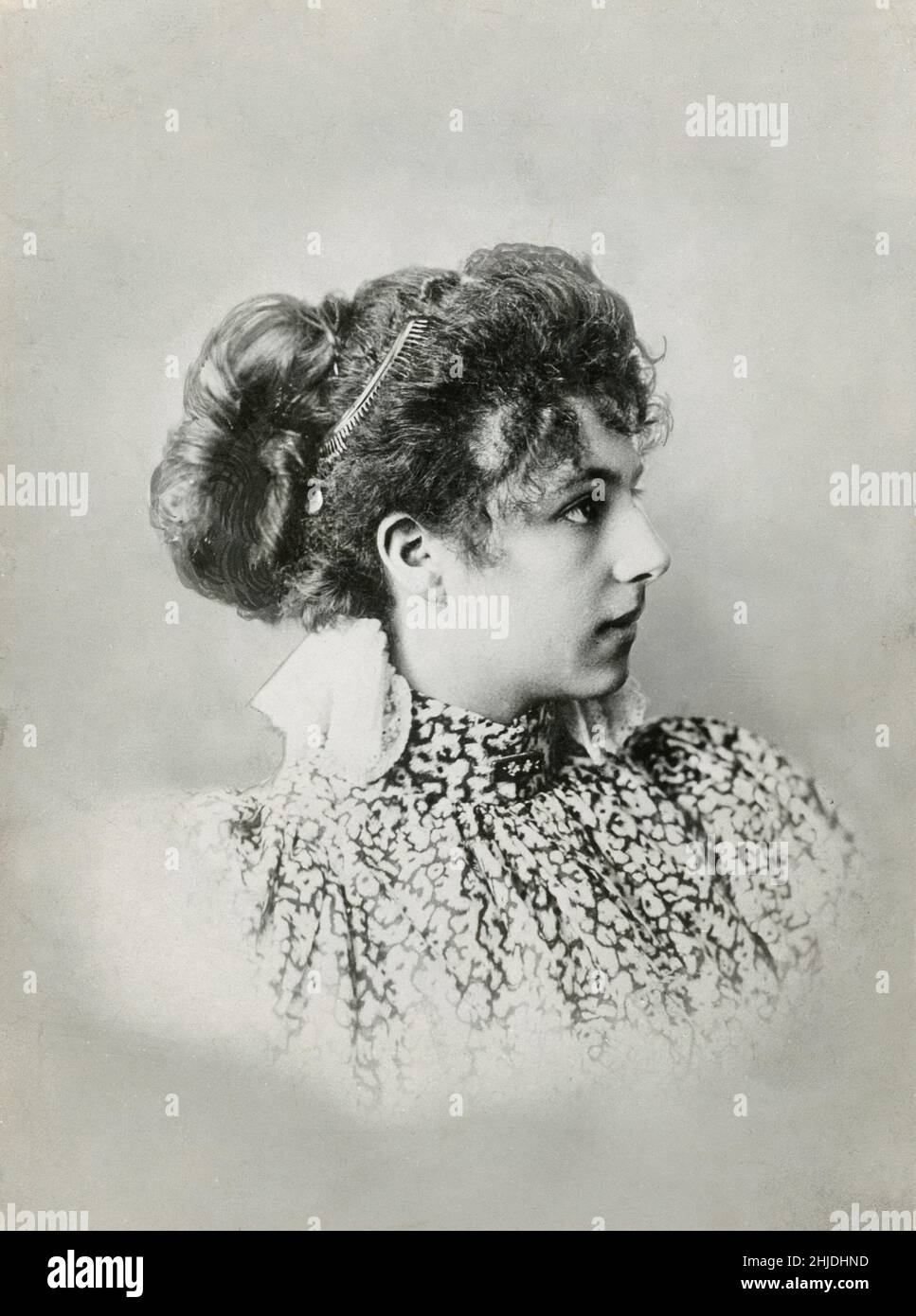 Mata Hari.Margaretha Geertruida MacLeod (née Zelle; 7 août 1876 – 15 octobre 1917), mieux connue sous le nom de stade Mata Hari (/'m??t?'h??ri/), était une danseuse et courtesan exotique hollandaise qui a été reconnue coupable d'être une espionne pour l'Allemagne pendant la première Guerre mondiale. Le professeur Shipman, un érudit reconnu, a déclaré qu'il croyait qu'elle était innocente et qu'elle n'avait été condamnée que parce que l'armée française avait besoin d'un bouc émissaire.Elle a été exécutée par l'équipe de tir en France. Banque D'Images