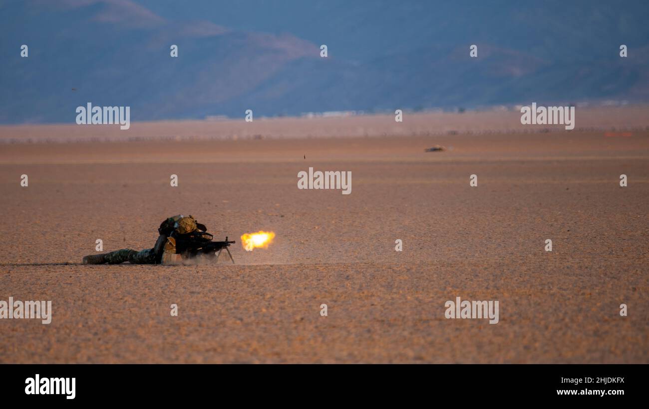 Un soldat des Forces françaises à Djibouti engage une cible simulée lors d'une exposition terrestre et aérienne à Grand Bara, Djibouti, le 15 janvier 2022.Dans le cadre d’une visite de l’Institut des hautes études en défense nationale, la présentation dynamique a démontré les capacités opérationnelles des forces françaises à Djibouti, et a inclus la participation des forces armées djiboutiennes et américaines pour illustrer la coopération régulière entre les nations.Les forces américaines et françaises échangent régulièrement expertise, idées et tactiques pour devenir une force combinée plus intégrée avec la capacité de réagir aux crises ou aux menaces Banque D'Images