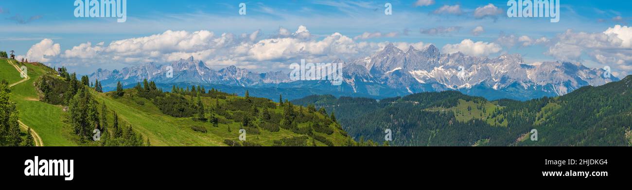 Belle vue sur les montagnes alpines, prairies verdoyantes, sommets enneigés, station de téléphérique.Le jour ensoleillé avec ciel bleu Banque D'Images