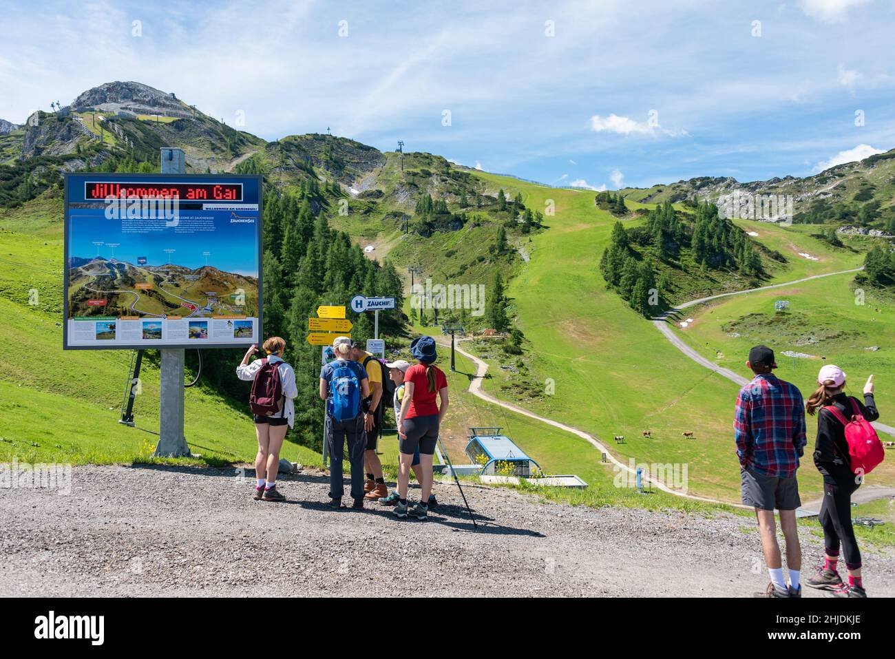 Le groupe de touristes qui vérifient les sentiers de randonnée dans les Alpes autrichiennes.Zauchensee / Flachhauwinkl est la plus grande station de ski au monde.Autriche Banque D'Images