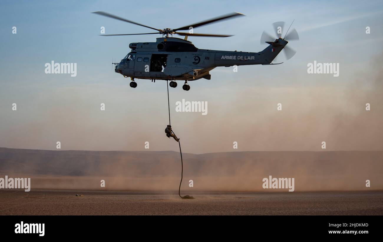 Un soldat des Forces françaises à Djibouti se reporte d'un hélicoptère de transport sa 330 Puma lors d'une exposition terrestre et aérienne à Grand Bara, Djibouti, le 15 janvier 2022.Dans le cadre d’une visite de l’Institut des hautes études en défense nationale, la présentation dynamique a démontré les capacités opérationnelles des forces françaises à Djibouti, et a inclus la participation des forces armées djiboutiennes et américaines pour illustrer la coopération régulière entre les nations.Les forces américaines et françaises échangent régulièrement des compétences, des idées et des tactiques pour devenir une force combinée plus intégrée avec la capacité de réagir Banque D'Images