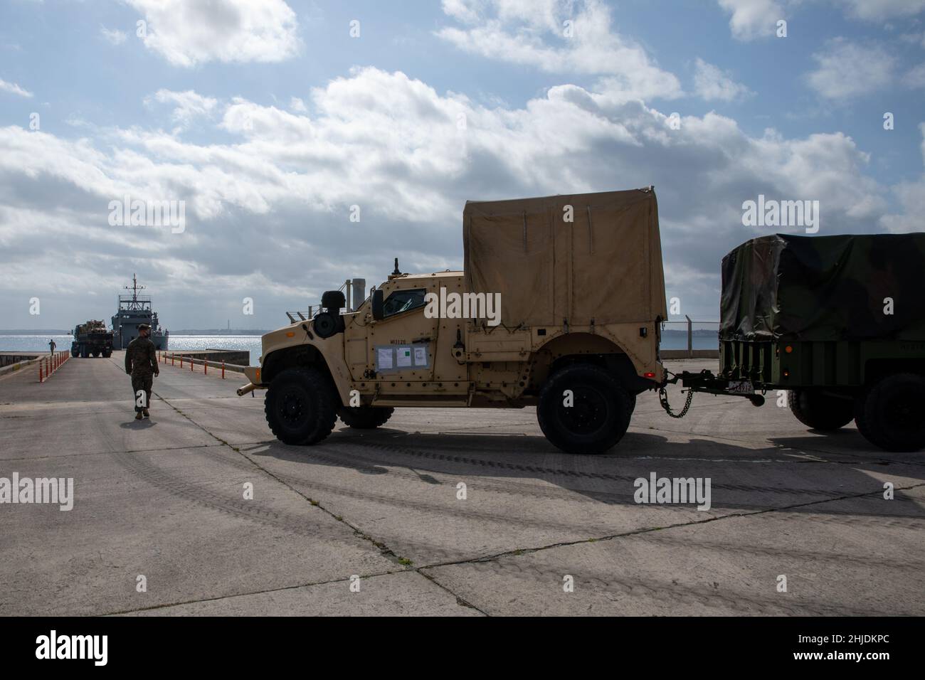 U.S. Marine corps Gunnery Sgt.Ruben J. Duran, un sergeant de peloton avec combat Logistics Battalion 4, combat Logistics Regiment 3, 3rd Marine Logistics Group, guide un véhicule tactique léger conjoint sur l'atterrissage Craft Utility 2009 sur Kin Red Beach, Okinawa, Japon, le 25 janvier 2022.(É.-U.Photo du corps marin par lance Cpl.Alpha Hernandez) Banque D'Images