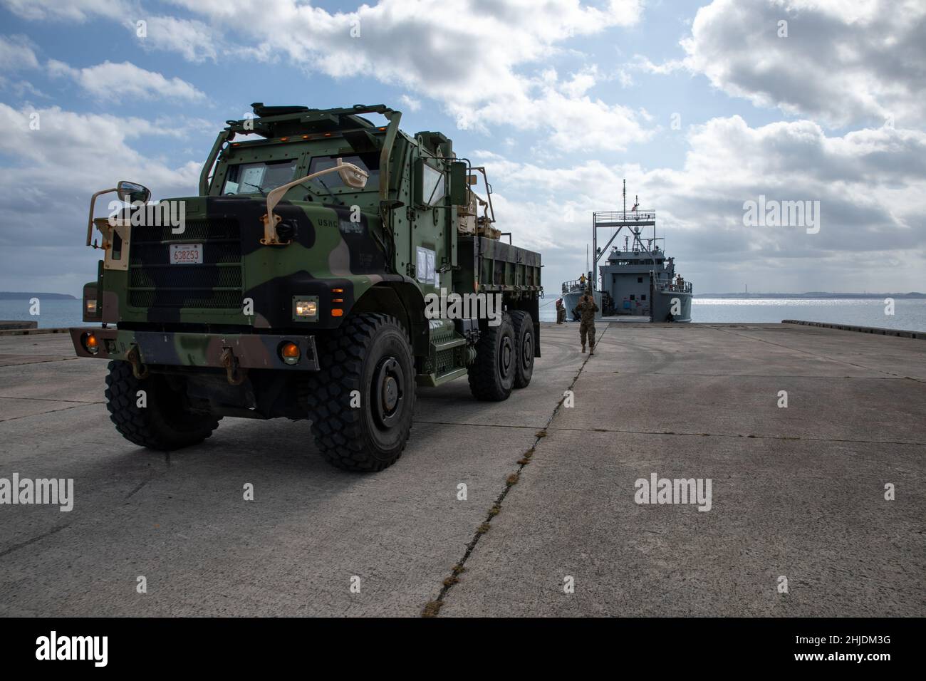 U.S. Marine corps Gunnery Sgt.Ruben J. Duran, un sergeant de peloton avec le bataillon de logistique de combat 4 combat Logistics Regiment 3, guide un véhicule tactique sur le débarcadère utilitaire 2009 sur Kin Red Beach, Okinawa (Japon), le 25 janvier 2022.3rd le MLG, basé à Okinawa, au Japon, est une unité de combat déployée à l’avant qui sert d’épine dorsale complète de soutien logistique et de service de combat de la Force expéditionnaire maritime III pour les opérations dans toute la zone de responsabilité Indo-Pacific.(É.-U.Photo du corps marin par lance Cpl.Alpha Hernandez) Banque D'Images