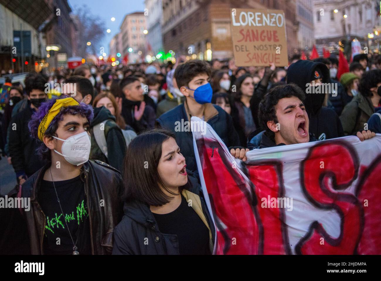 Rome, Italie 28/01/2022: marche des étudiants pour commémorer Lorenzo et contre l'alternance école-travail.© Andrea Sabbadini Banque D'Images