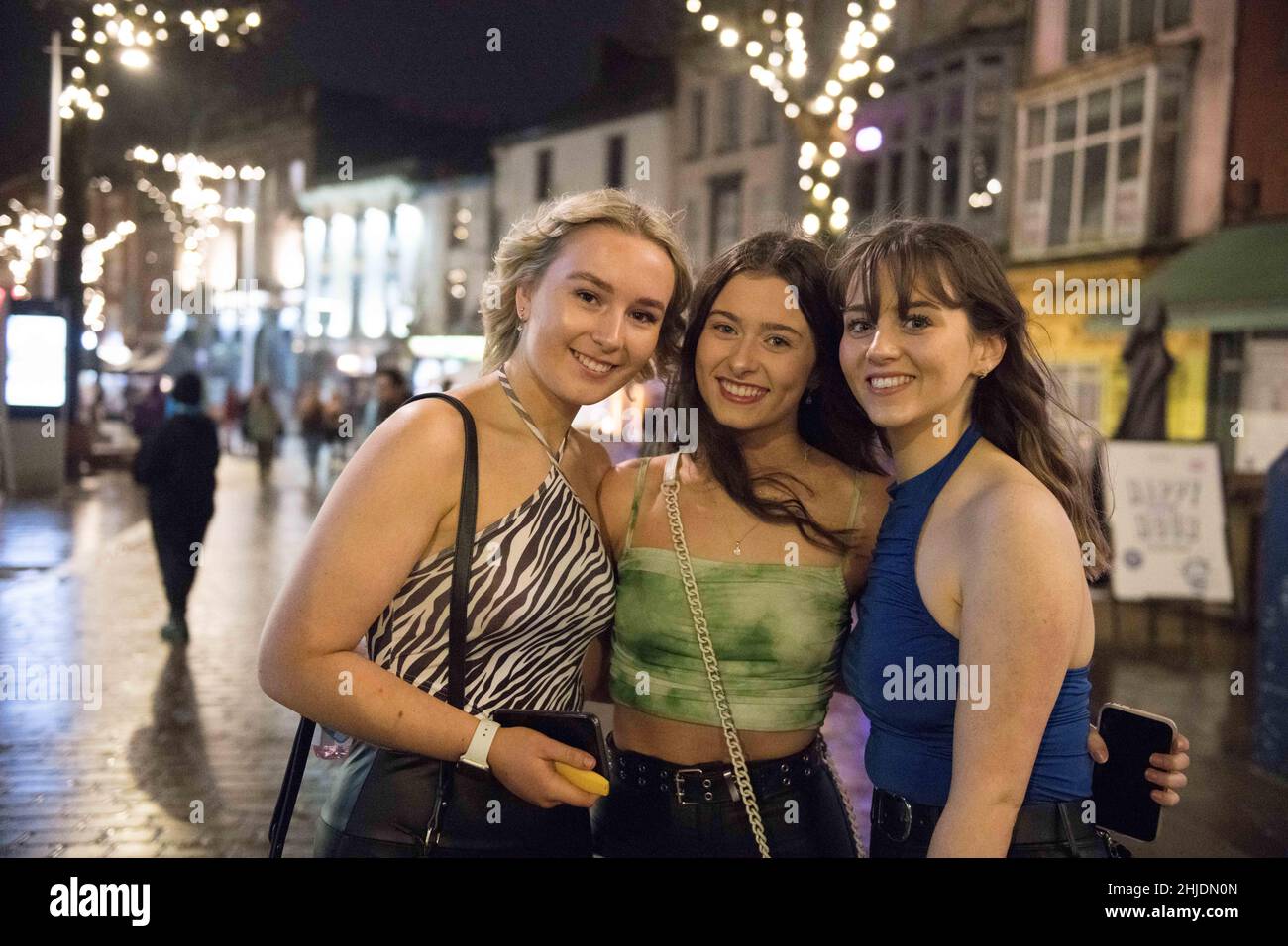 Un groupe de filles sur la rue Wind de Swansea lors d'une nuit dehors comme les restrictions du coronavirus dans les pubs et les clubs à travers le pays de Galles sont relaxés. Banque D'Images