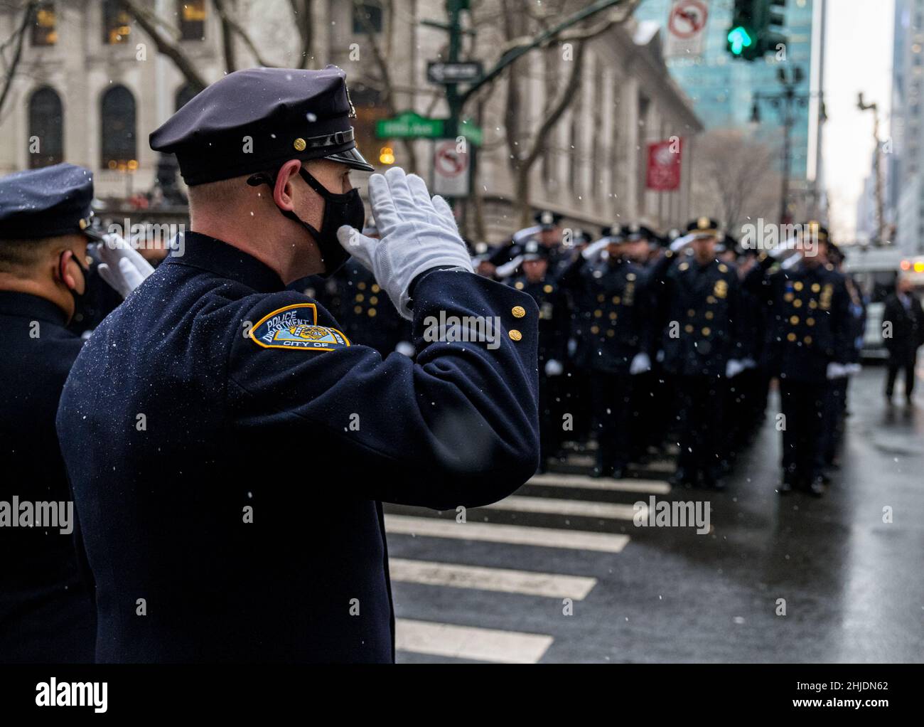 New York, New York, États-Unis.28th janvier 2022.Les policiers de la ville de New York saluent lors de la cérémonie de remise de Jason Rivera sur 5th Avenue et 42 deuxième rue à New York.Rivera a été tué dans l'exercice de ses fonctions lors d'un appel d'expédition domestique.(Image de crédit : © Brian Branch Price/ZUMA Press Wire) Banque D'Images