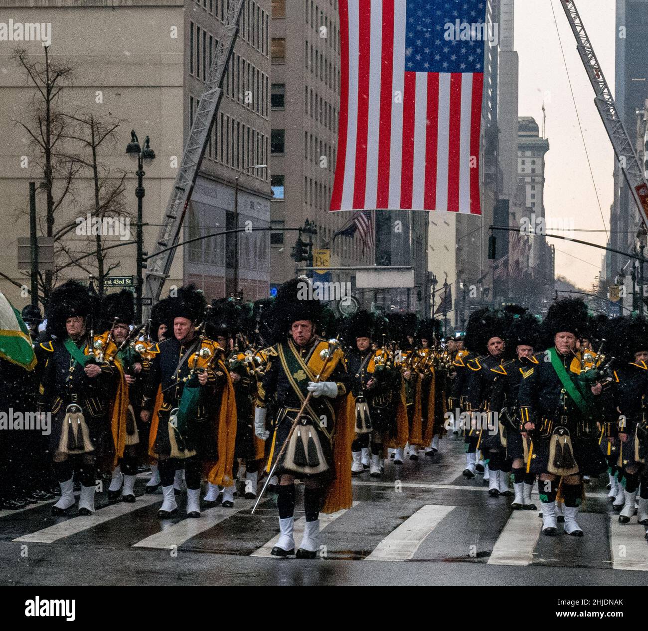 New York, New York, États-Unis.28th janvier 2022.Des membres de la bande de tuyaux de la société émeraude de l'officier de police de New York participent à la cérémonie de Jason Rivera.Rivera a été tué dans l'exercice de ses fonctions lors d'un appel d'expédition domestique.(Image de crédit : © Brian Branch Price/ZUMA Press Wire) Banque D'Images