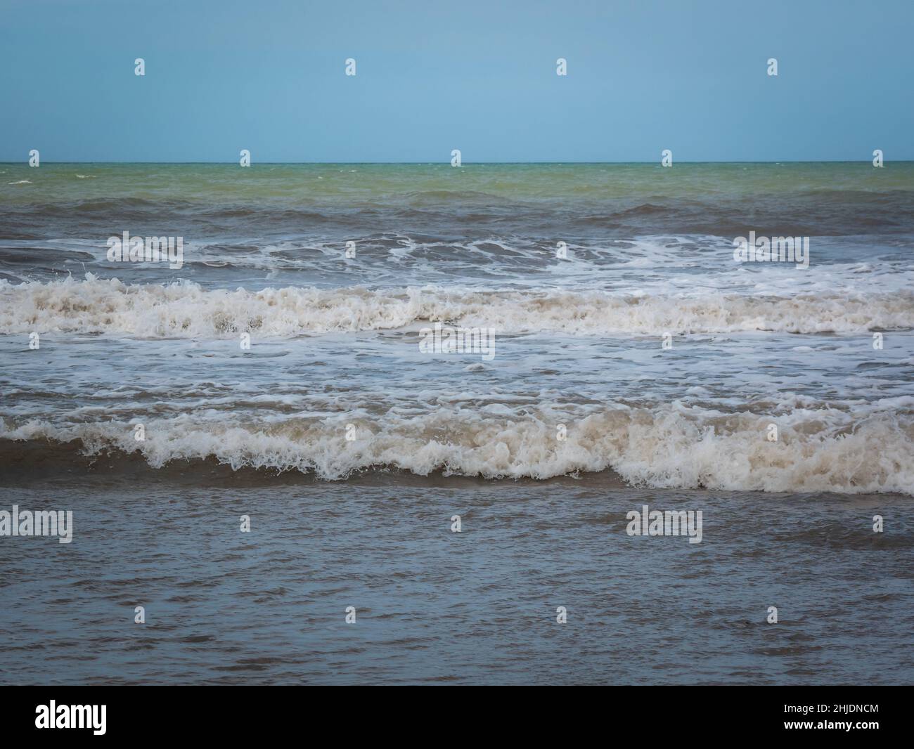 Plume blanche connue sous le nom de mousse de mer, d'océan ou de plage créée par l'agitation de l'eau de mer à Palomino, Dibulla, la Guajira, Colombie Banque D'Images
