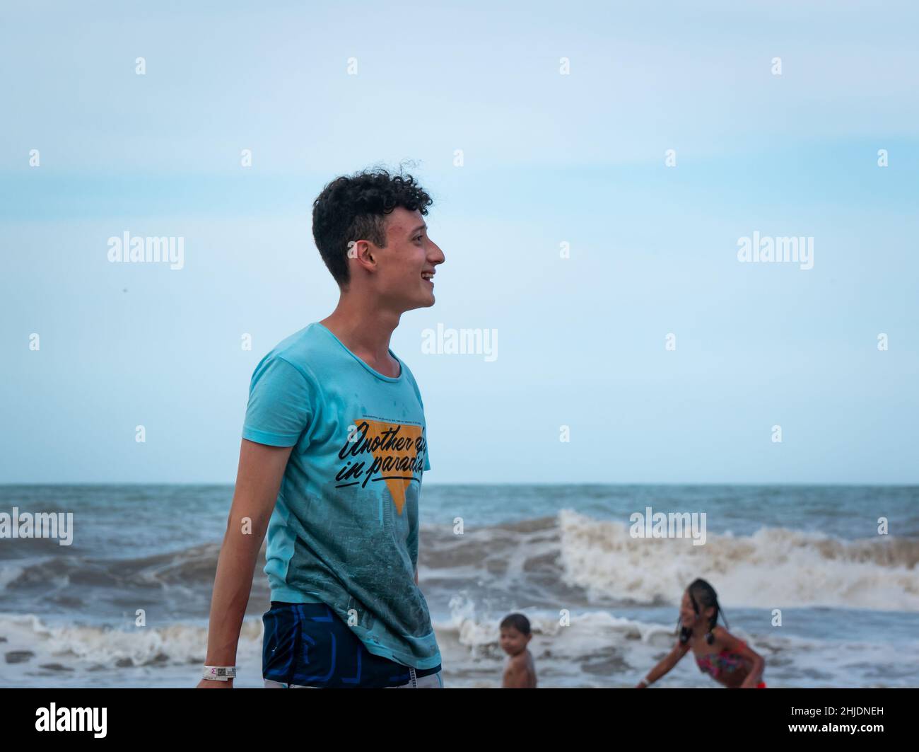 Palomino, Dibulla, la Guajira, Colombie - décembre 4 2021: Un jeune homme latin Smiles dans la plage Banque D'Images