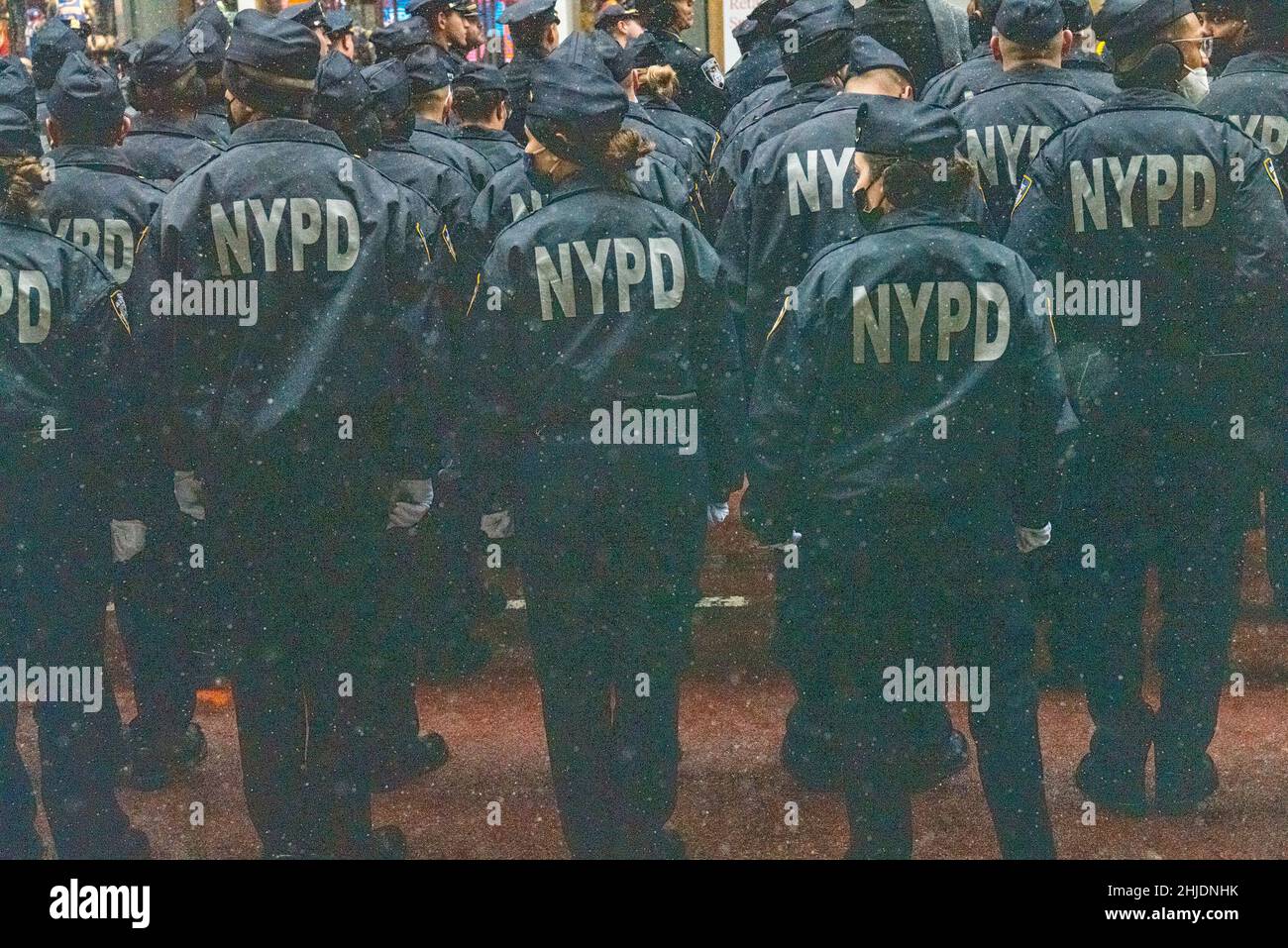 New York, New York, États-Unis.28th janvier 2022.Des policiers de la ville de New York apparaissent pendant la cérémonie de Jason Rivera.Rivera a été tué dans l'exercice de ses fonctions lors d'un appel d'expédition domestique.(Image de crédit : © Brian Branch Price/ZUMA Press Wire) Banque D'Images