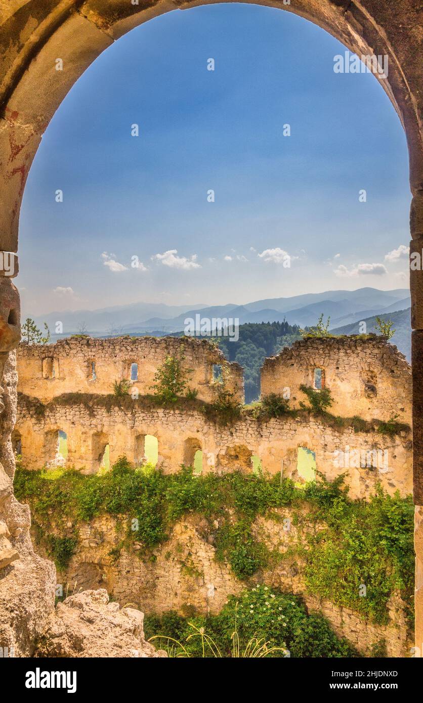 Mur des ruines d'un château médiéval de Lietava au-dessus du paysage environnant, à proximité de la ville de Zilina, Slovaquie, Europe. Banque D'Images