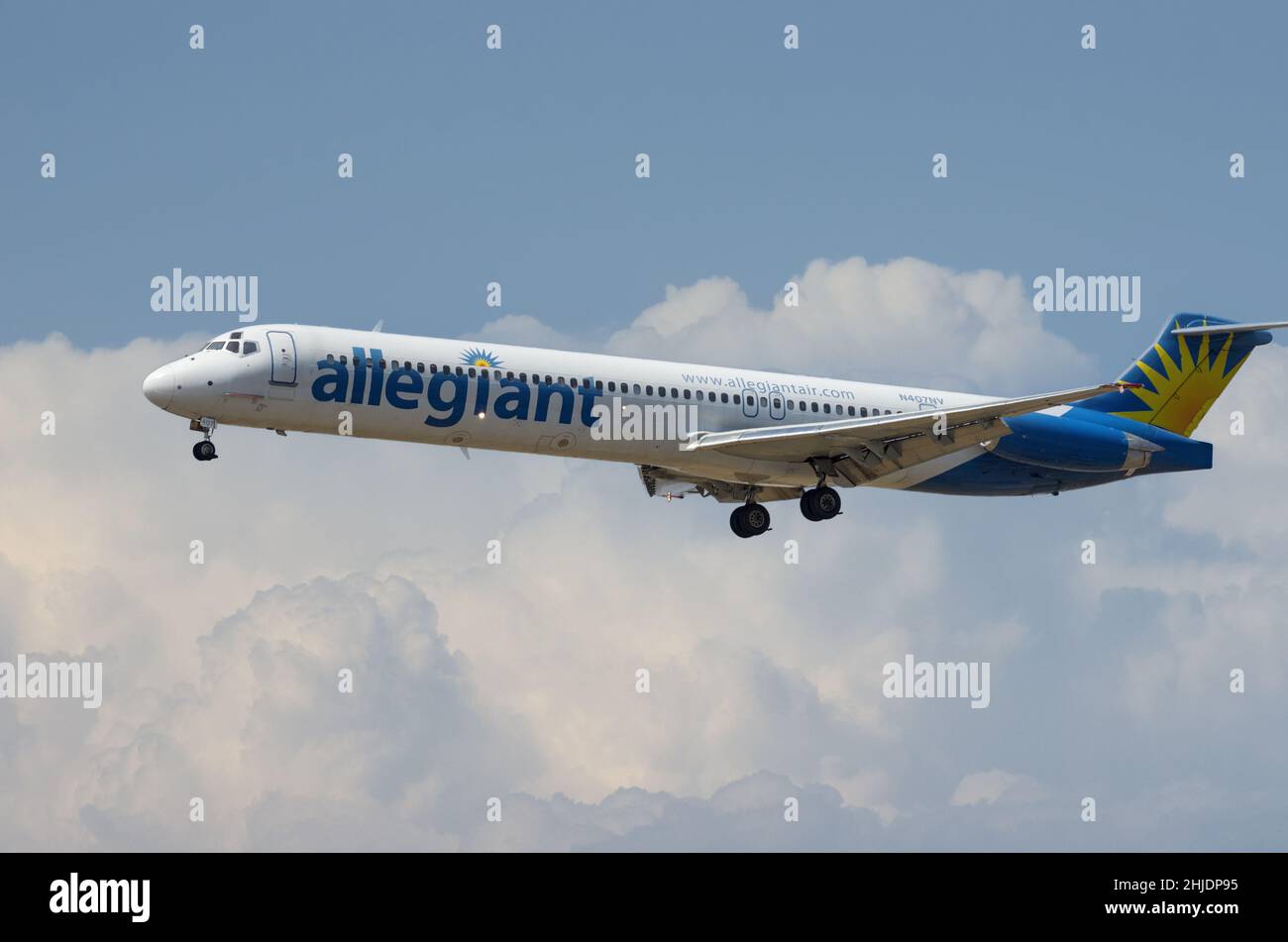 L'Allegiant Air McDonnell Douglas MD-83 (DC-9-83) immatriculé N407NV s'approche de LAX. Banque D'Images