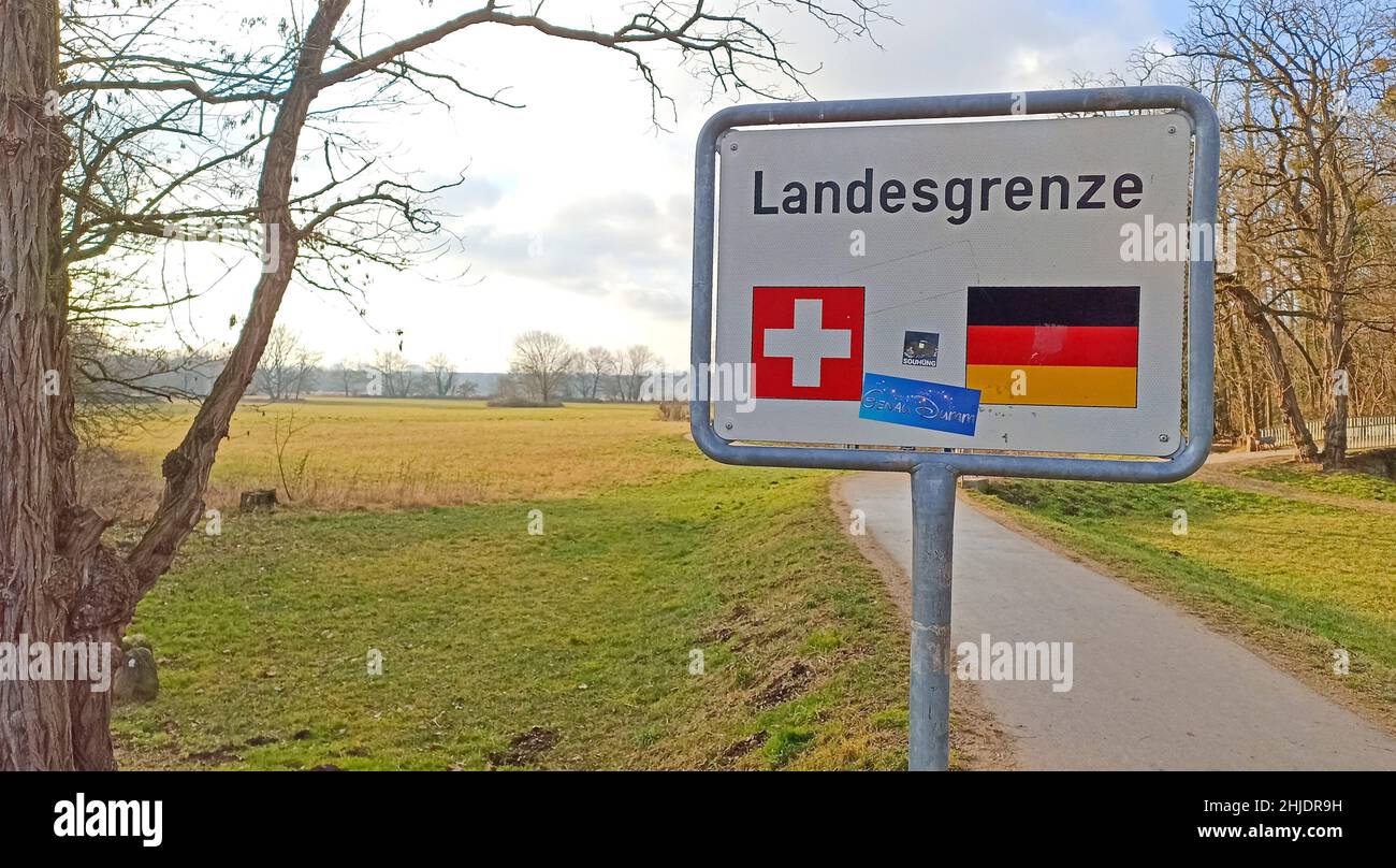 Weil am Rhein, Allemagne.28th janvier 2022.Weil am Rhein, Allemagne - 28 janvier 2022: Allemand - frontière suisse, Zoll, Landesgrenze, Grenze, Dogana,Douane, Bâle, Suisse, Allemagne, Suisse,Shield, plate, Mandoga Media Credit: dpa/Alay Live News Banque D'Images