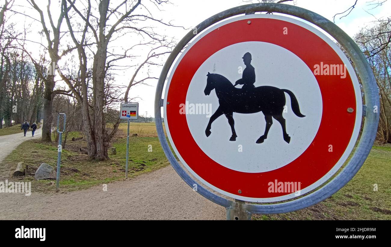 Weil am Rhein, Allemagne - 28 janvier 2022: Bouclier interdit d'équitation à la frontière allemande - Suisse, Zoll, Landesgrenze, Grenze, Suisse,Allemagne, Suisse, Pferd.Mandoga Media Banque D'Images