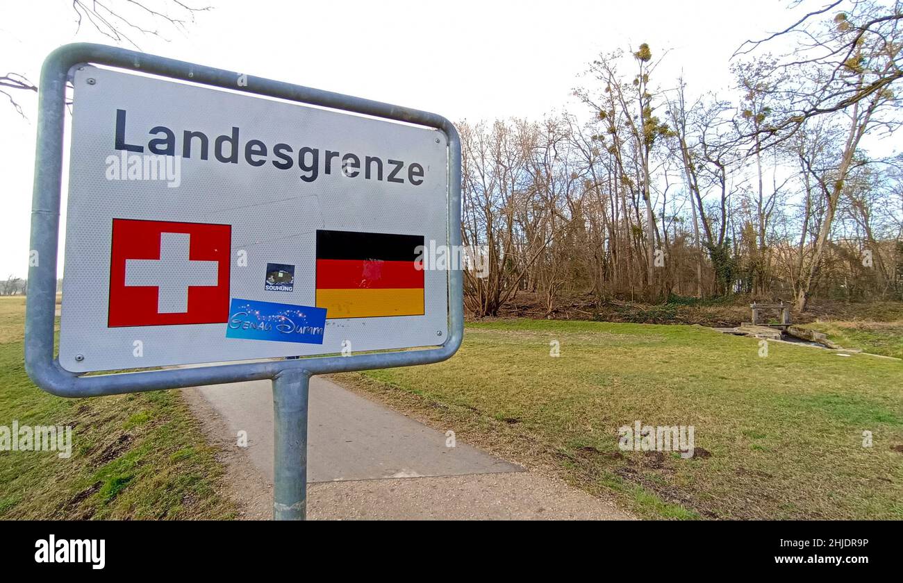 Weil am Rhein, Allemagne.28th janvier 2022.Weil am Rhein, Allemagne - 28 janvier 2022: Allemand - frontière suisse, Zoll, Landesgrenze, Grenze, Dogana,Douane, Bâle, Suisse, Allemagne, Suisse,Shield, plate, Mandoga Media Credit: dpa/Alay Live News Banque D'Images