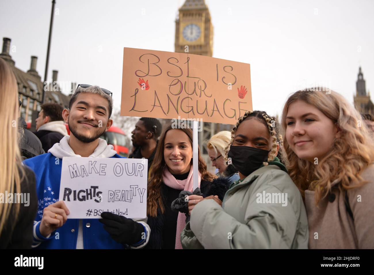 Londres, Royaume-Uni.28th janvier 2022.Les manifestants ont vu tenir des écriteaux exprimant leur opinion pendant la manifestation. La langue des signes britannique et la communauté sourde se sont ralliés en face du Parlement britannique pour appuyer le projet de loi BSL (British Sign Language) qui reconnaît la langue des signes comme langue officielle du Royaume-Uni.(Photo de Thomas Krych/SOPA Images/Sipa USA) crédit: SIPA USA/Alay Live News Banque D'Images