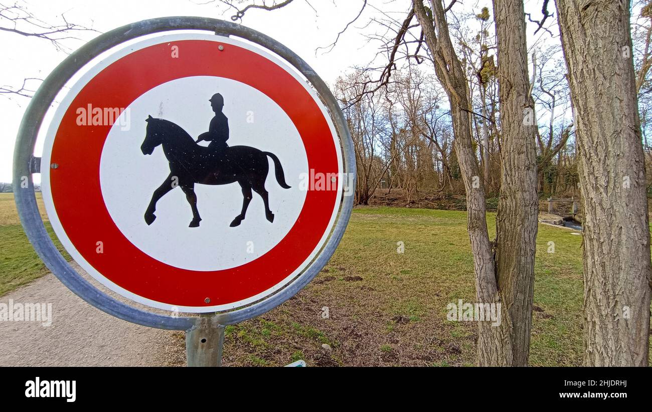 Weil am Rhein, Allemagne - 28 janvier 2022: Bouclier interdit d'équitation à la frontière allemande - Suisse, Zoll, Landesgrenze, Grenze, Suisse,Allemagne, Suisse, Pferd.Mandoga Media Banque D'Images