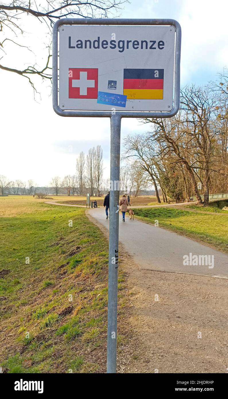 Weil am Rhein, Allemagne.28th janvier 2022.Weil am Rhein, Allemagne - 28 janvier 2022: Allemand - frontière suisse, Zoll, Landesgrenze, Grenze, Dogana,Douane, Bâle, Suisse, Allemagne, Suisse,Shield, plate, Mandoga Media Credit: dpa/Alay Live News Banque D'Images