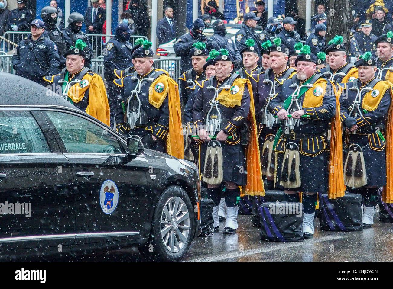 New York, New York, États-Unis.28th janvier 2022.La mère de l'officier du NYPF, JASON RIVERA, attend à l'extérieur aux marches de la cathédrale Saint-Patrick à Mid-Town Manhattan.RIVERA seulement 22 ans, est mort dans un appel domestique de routine à Manhattan avec un autre officier, Wilbert Mora, 27 ans.Des milliers d'officiers du NYPD y ont assisté, ainsi que des membres de la famille, des amis et des collègues d'aujourd'hui promus avec humilité, le détective JASON RIVERA.Crédit : ZUMA Press, Inc./Alay Live News Banque D'Images