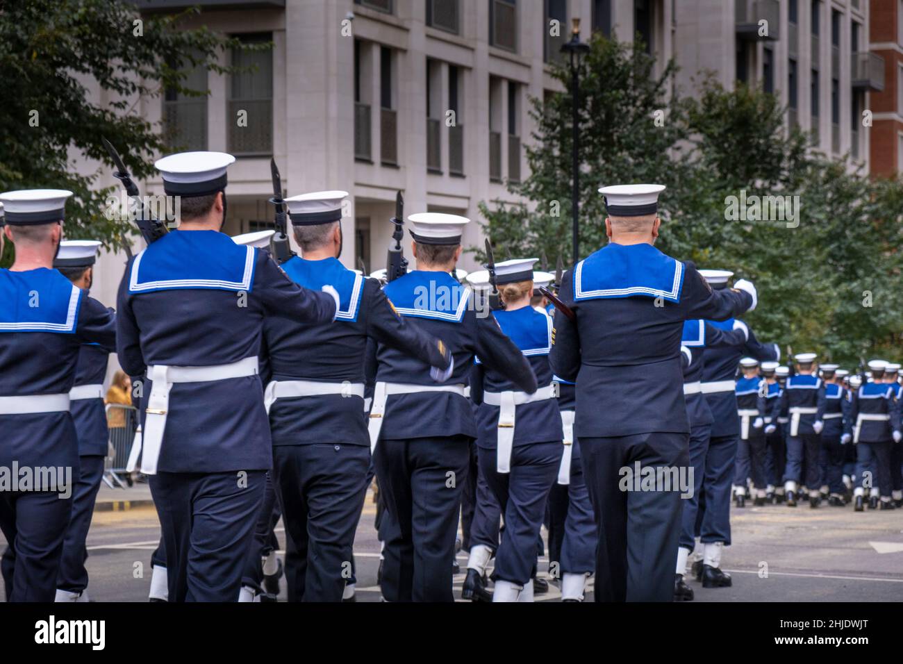 Des troupes de la Royal Navy défilent dans une rue de Londres. City of London Sea Cadets, Londres, Royaume-Uni Banque D'Images