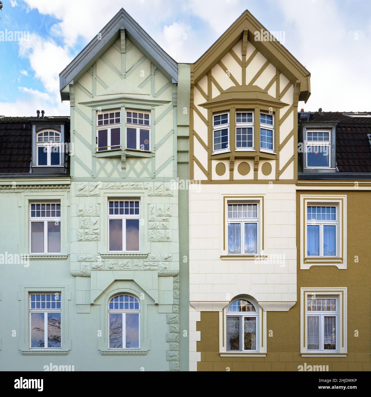 jumeaux dissemblables, maisons gründerzeit joliment rénovées de la fin du 19th siècle à cologne ehrenfeld Banque D'Images