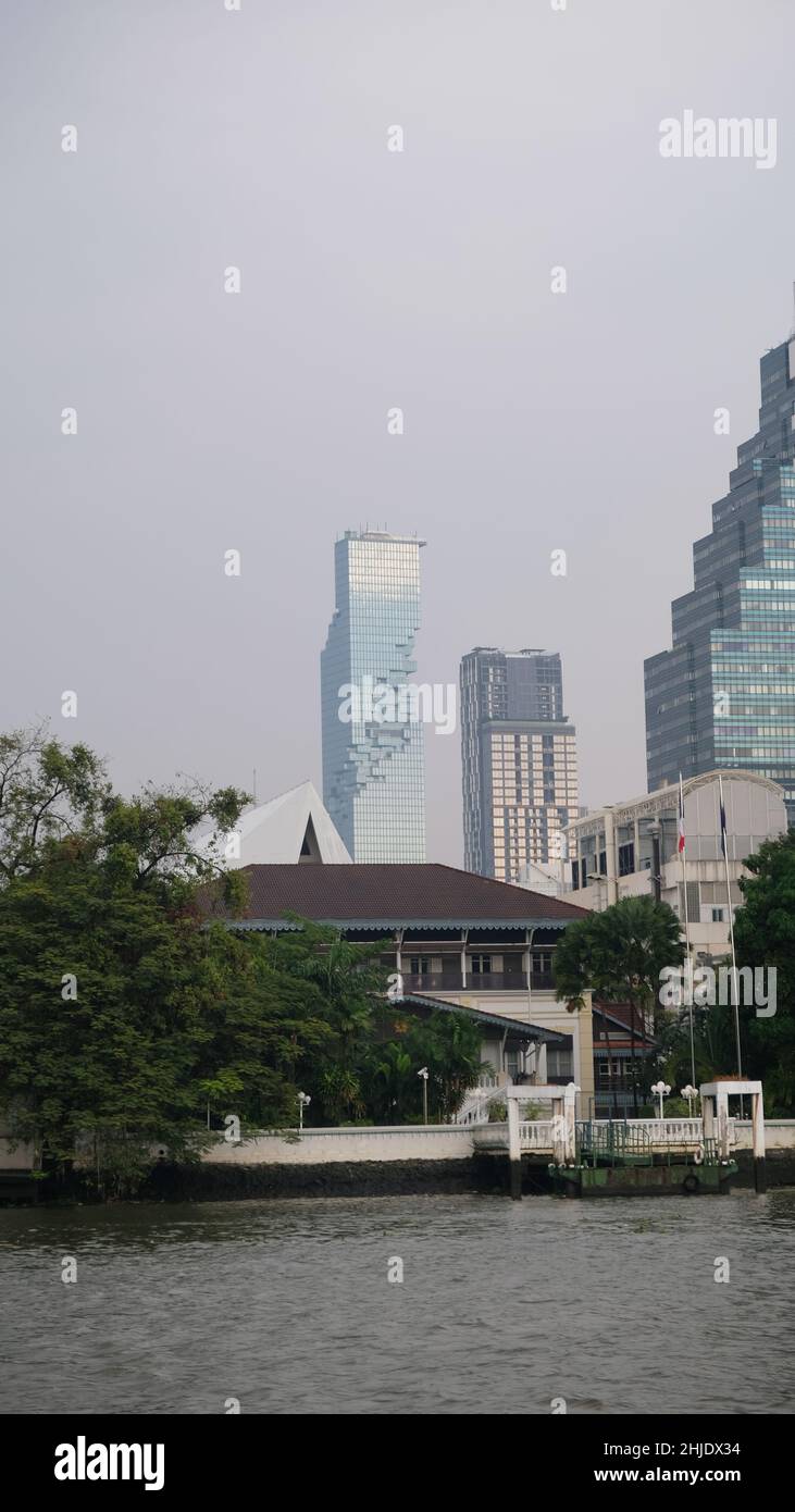 Le bâtiment de la Danish East Asiatic Trading Company est en amont du bâtiment King Power Mahanakhon, dans la vue de fond de la Chao Phraya Banque D'Images