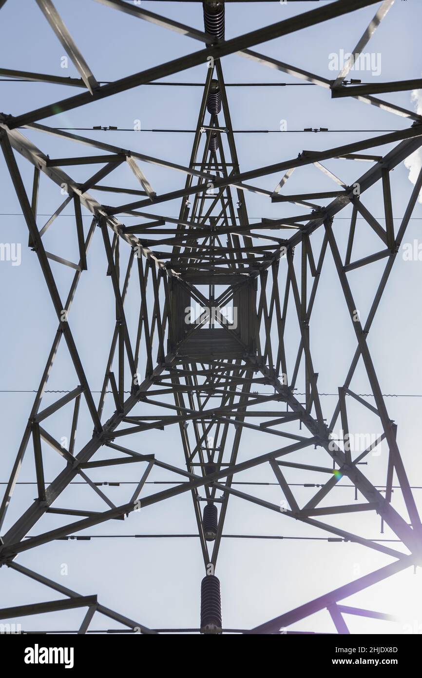 perspective de l'intérieur d'une structure métallique, arrière-plan avec lignes droites abstraites et ciel bleu Banque D'Images