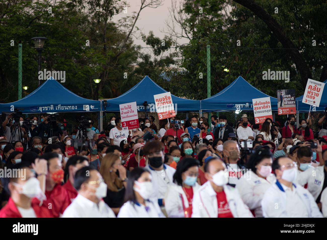 Bangkok, Thaïlande.28th janvier 2022.Les gens qui soutiennent le parti Pheu Thai, écoutent les discours, font campagne avec trois doigts en levant à M. Surachat Thienthong, candidat électoral membre du Parlement dans la circonscription 9, Lak si et certaines parties de Chatuchak de Bangkok, Thaïlande, n° 3, le 28 janvier 2022 au parc communautaire de logement de Lak si.(Credit image: © Teera Noisakran/Pacific Press via ZUMA Press Wire) Credit: ZUMA Press, Inc./Alamy Live News Banque D'Images