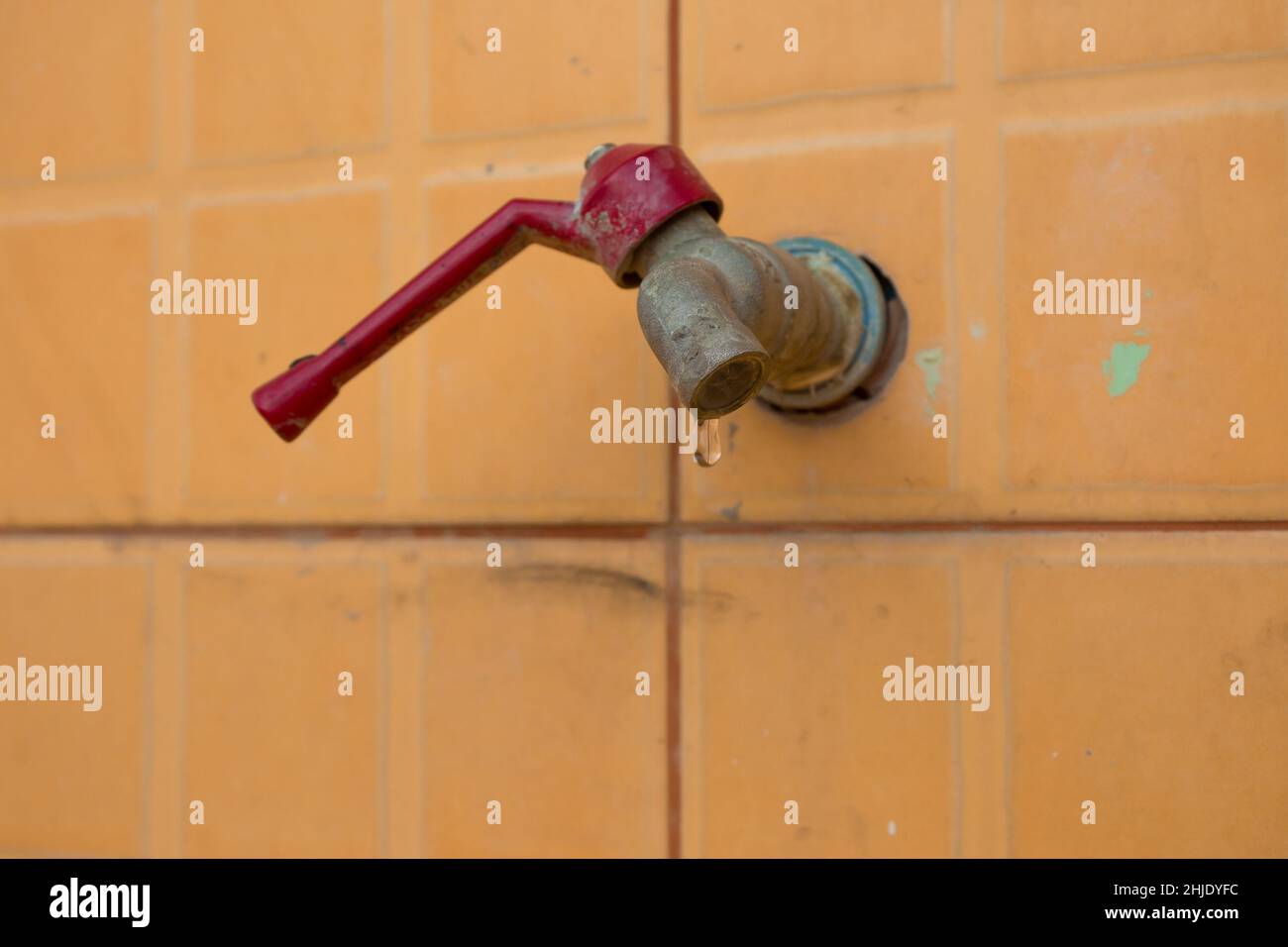 Ancien robinet du mur de béton, enregistrer le concept de l'eau Banque D'Images