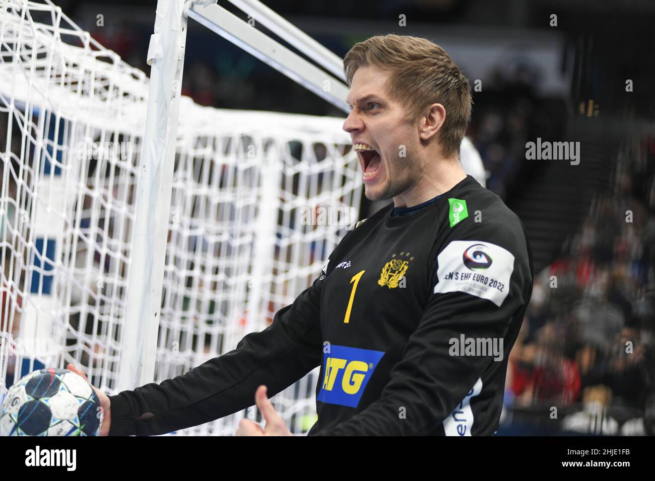EHF Euro 2022.Demi-finale : le gardien de but Peter Johannesson (Suède) célèbre la victoire contre la France Banque D'Images