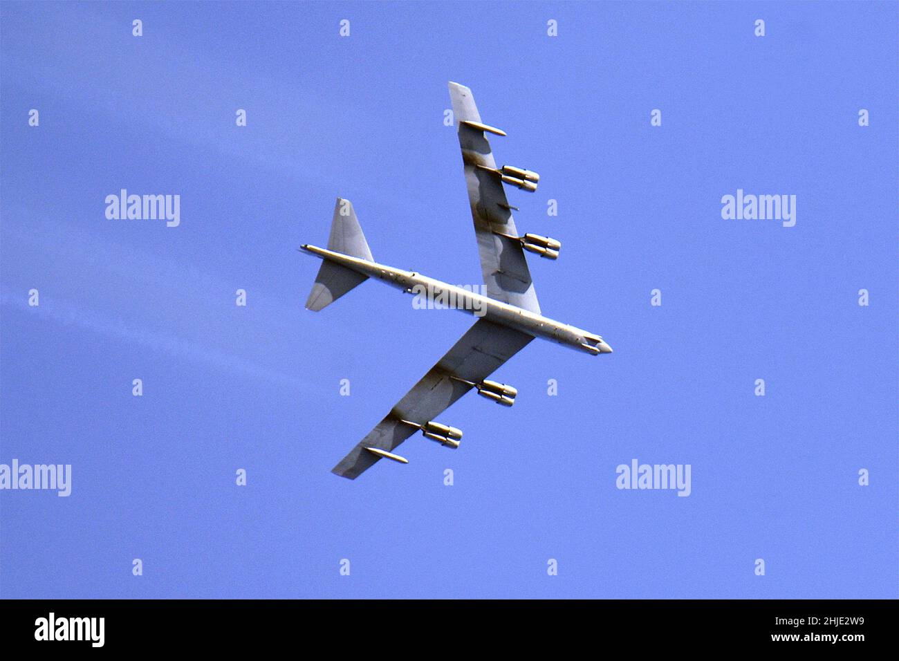 Camp Grayling, États-Unis.15th juin 2021.Un bombardier stratégique B-52H Stratofortress de la Force aérienne des États-Unis affecté à l'escadron de bombardement 69th, effectue une mission d'entraînement pendant la grève du Nord 22-1/grève d'hiver, le 26 janvier 2022, au-dessus du Camp Grayling, Michigan.Crédit : MSGT.David Kujawa/Planetpix/Alamy Live News crédit: Planetpix/Alamy Live News Banque D'Images
