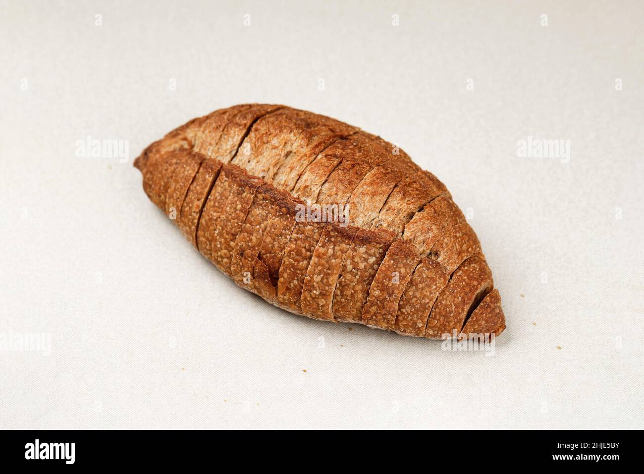 Pain de levain sur table de crème, isolé, espace de copie. Banque D'Images