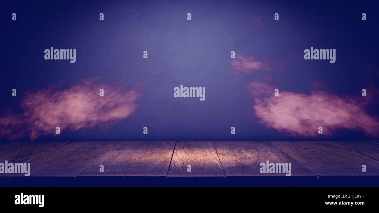 Podium en chêne ou table dans l'obscurité avec fumée. Couleurs de l'année 2022 Banque D'Images