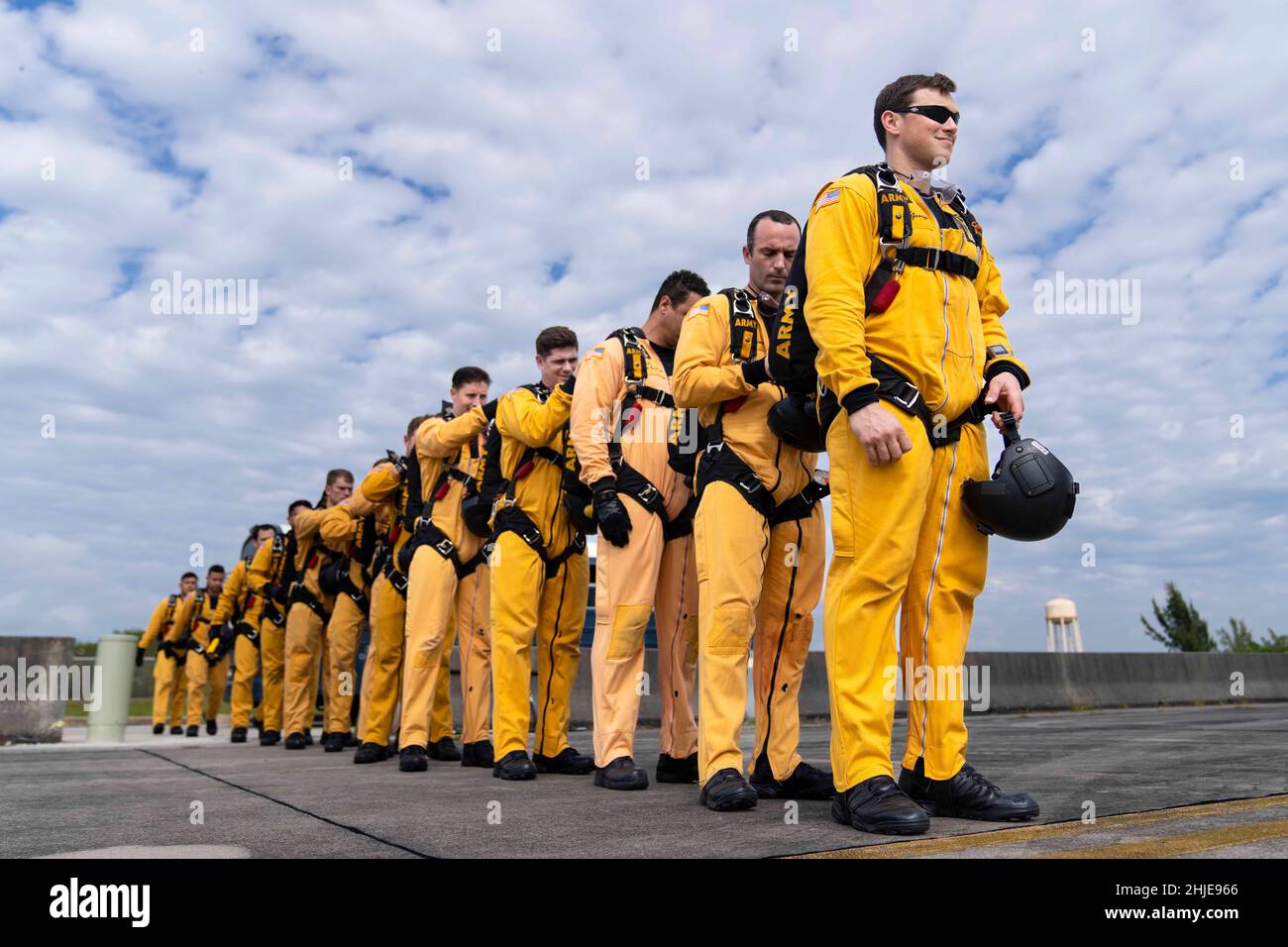 Homestead, Floride, États-Unis.27th janvier 2022.Les membres de l'équipe de parachutistes de l'armée américaine sont prêts à monter à bord du DASH-8 pour des sauts d'entraînement à la base aérienne de la réserve Homestead le 22 janvier 2022.Crédit : Charles Brock/États-UnisArmée/ZUMA Press Wire Service/ZUMAPRESS.com/Alamy Live News Banque D'Images
