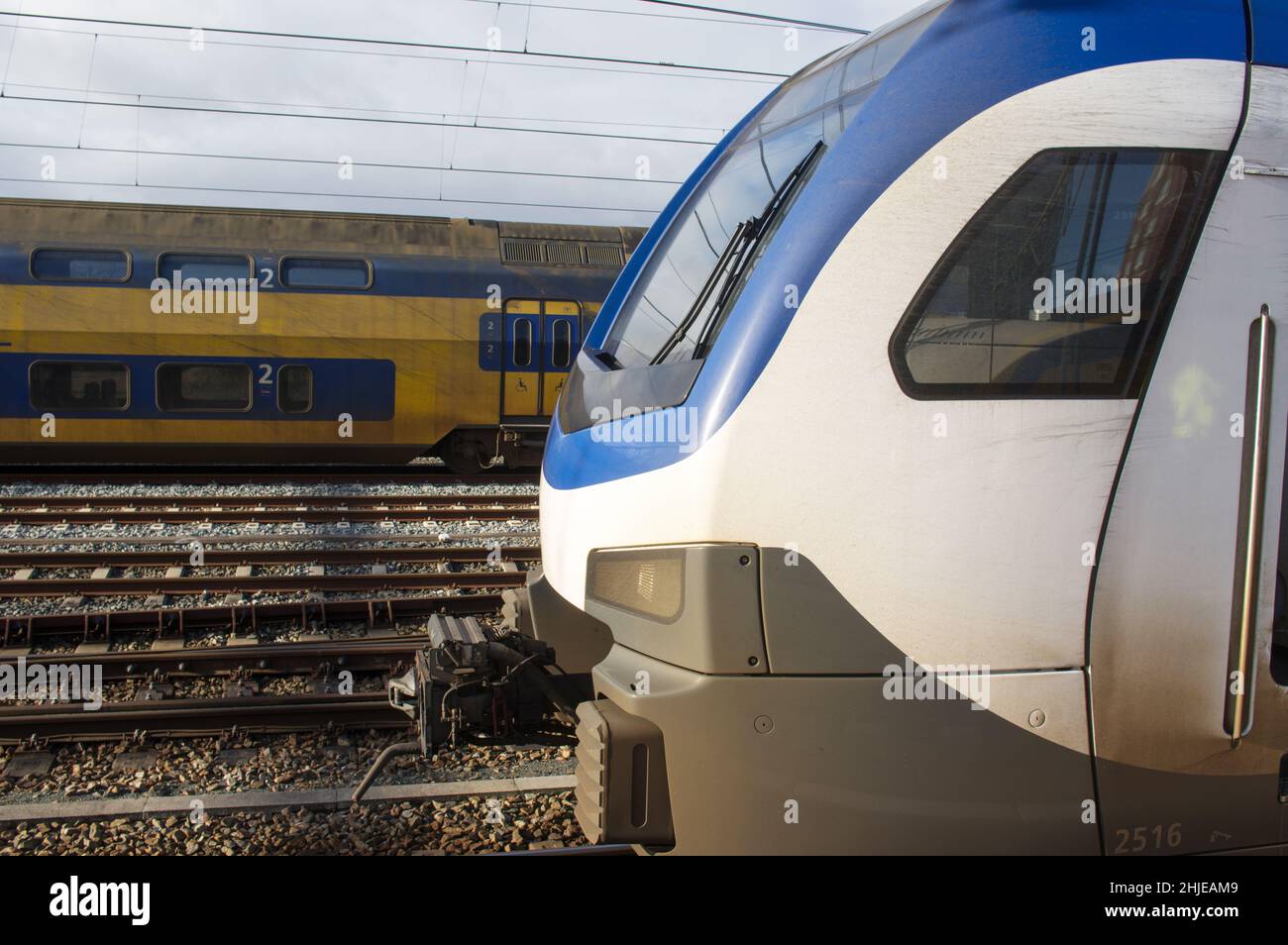 Locomotive d'un train blanc et bleu aux pays-Bas Banque D'Images