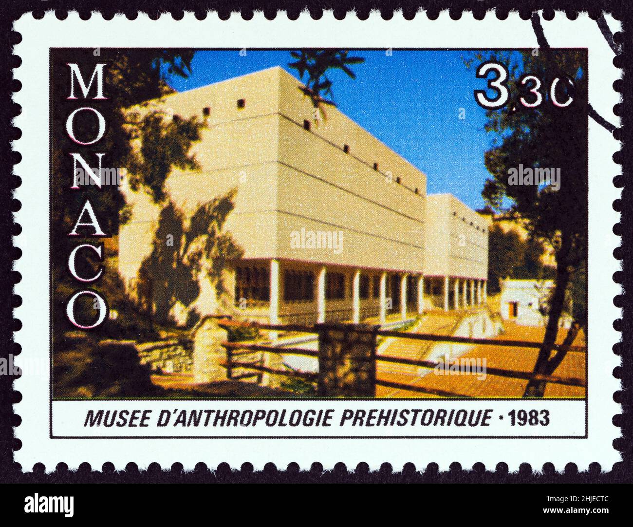 MONACO - VERS 1983 : un timbre imprimé à Monaco du numéro "50th anniversaire du jardin exotique" montre le Musée d'anthropologie préhistorique, vers 1983. Banque D'Images
