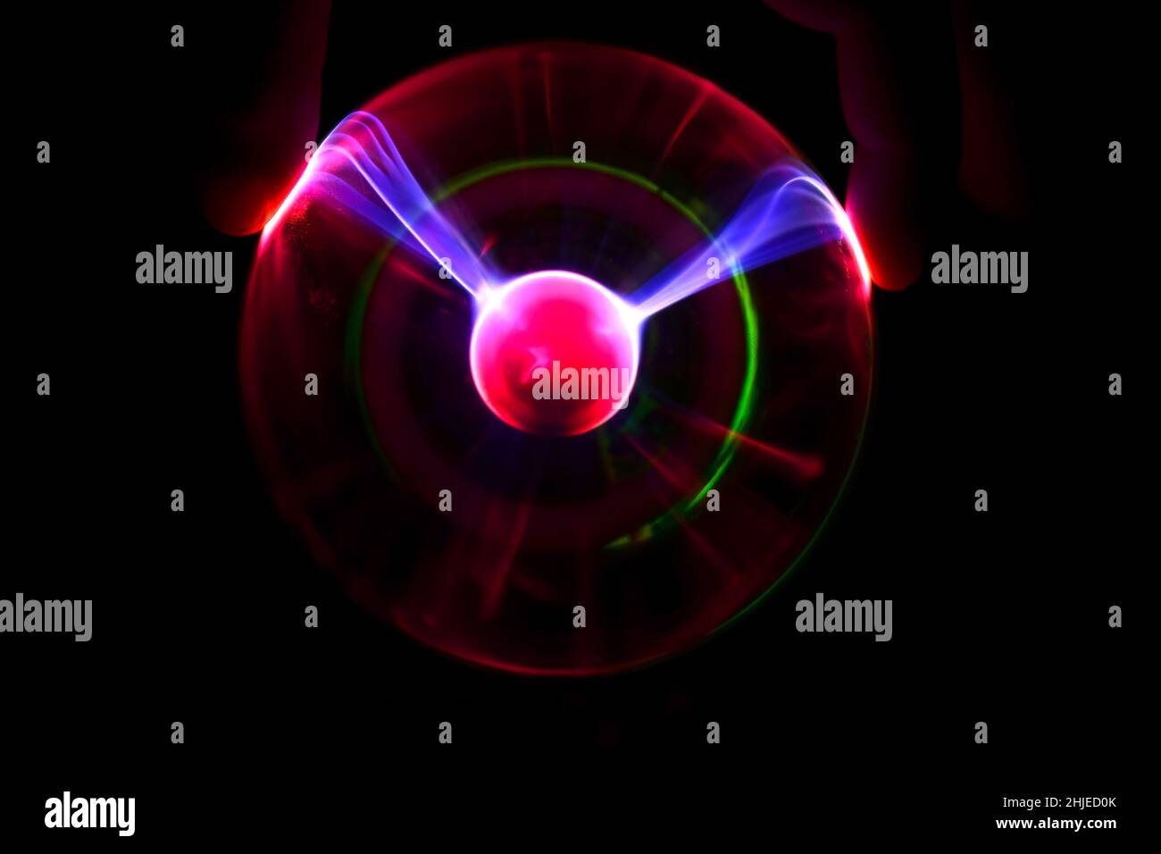 Boule de plasma avec des éclairs irisés dans différentes couleurs sur un fond très sombre Banque D'Images