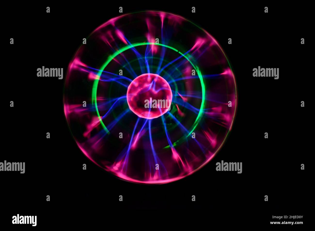 Boule de plasma avec des éclairs irisés dans différentes couleurs sur un fond très sombre Banque D'Images