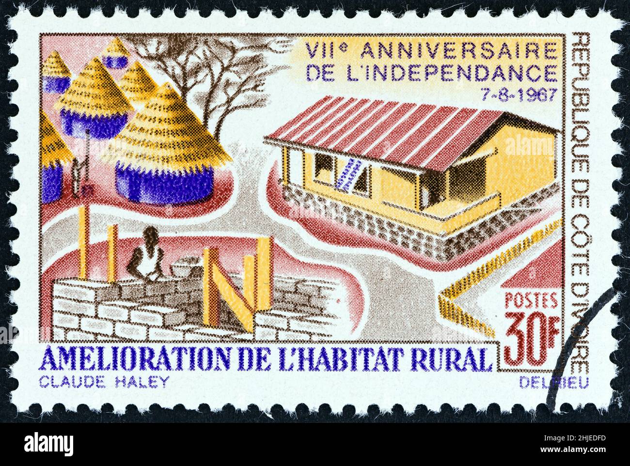 CÔTE D'IVOIRE - VERS 1967 : un timbre imprimé en Côte d'Ivoire émis pour le 7th anniversaire de l'indépendance montre l'amélioration du logement rural, vers 1967. Banque D'Images