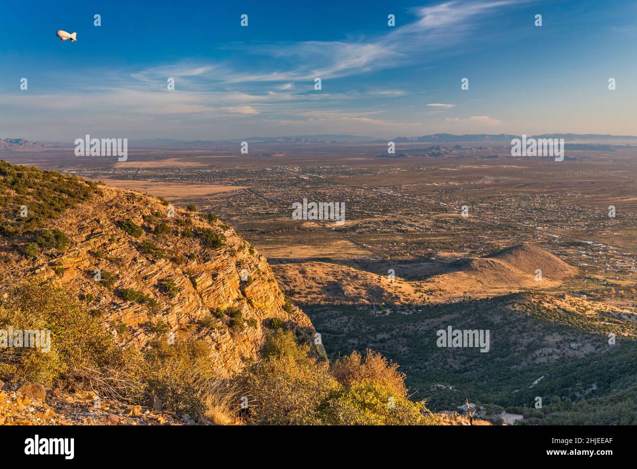 Ballon d'observation Aerostat au-dessus de l'étalement urbain de Sierra Vista, vue depuis Carr Canyon Road, montagnes Huachuca, forêt nationale Coronado, Arizona, États-Unis Banque D'Images