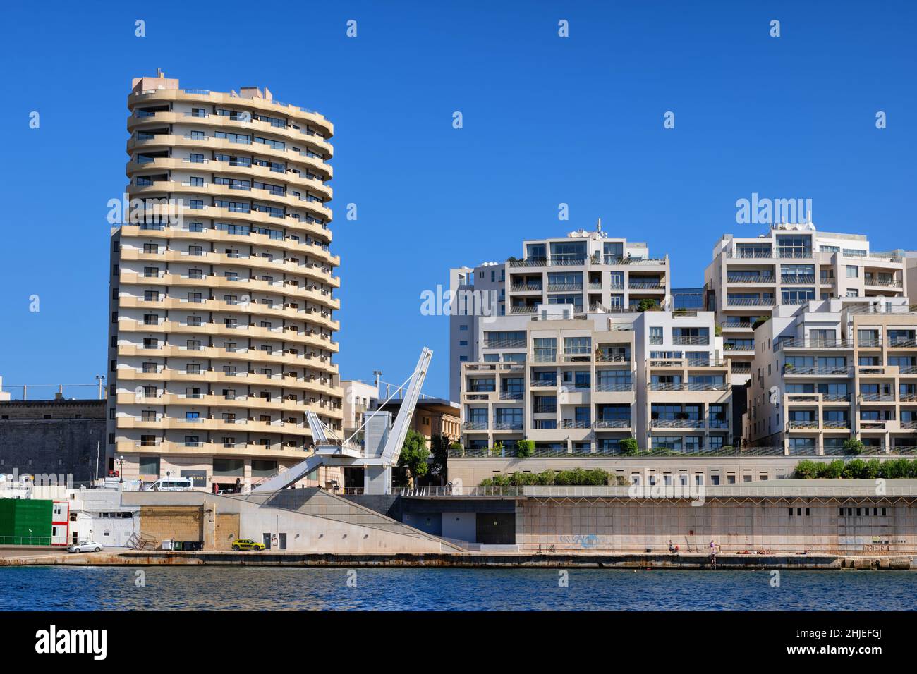 Ville de Sliema à Malte, appartements, condominiums sur la péninsule de Tigne point par le port de Marsamxett dans la mer Méditerranée. Banque D'Images