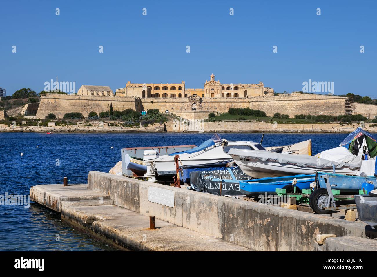 Fort Manoel (Forti Manoel, Fortizza Manoel) sur l'île Manoel à Gzira, Malte, bateaux et vue depuis le front de mer de la Valette. Banque D'Images