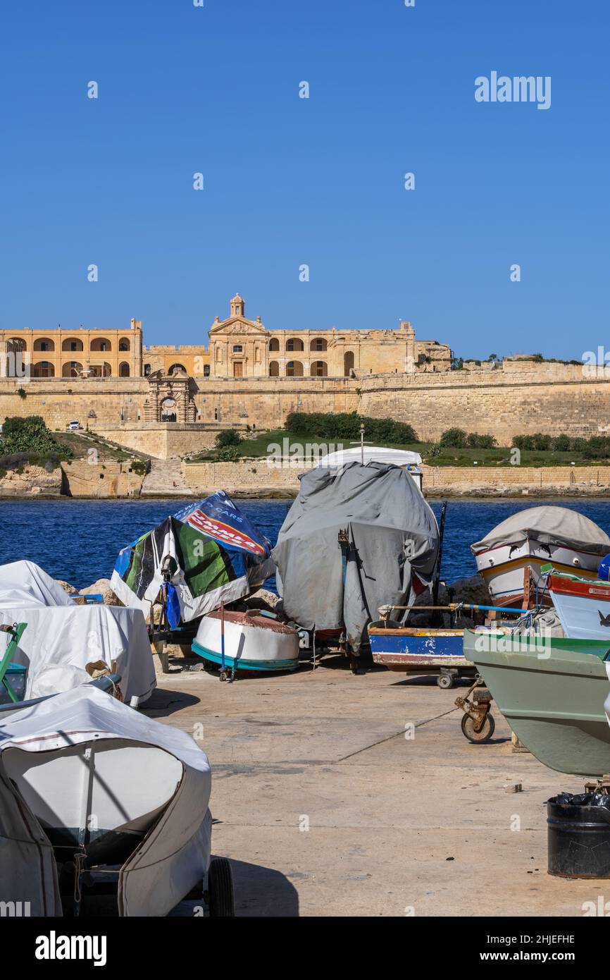 Fort Manoel (Forti Manoel, Fortizza Manoel) sur l'île Manoel à Gzira, Malte, bateaux dans un quai sec du front de mer de la Valette. Banque D'Images