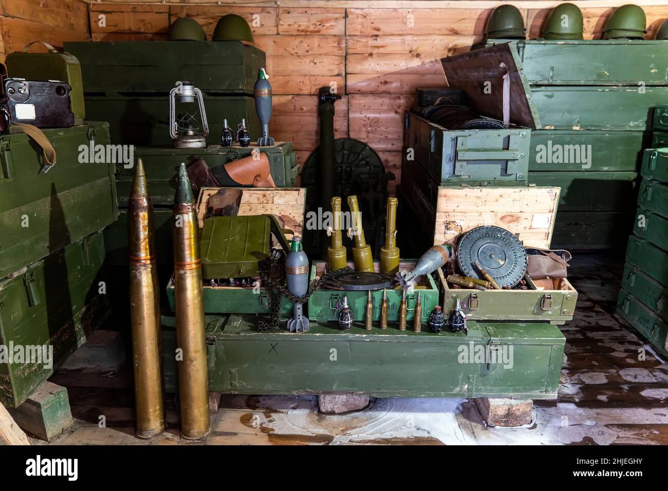 divers types de munitions et de matériel militaire dans le sous-sol. Banque D'Images