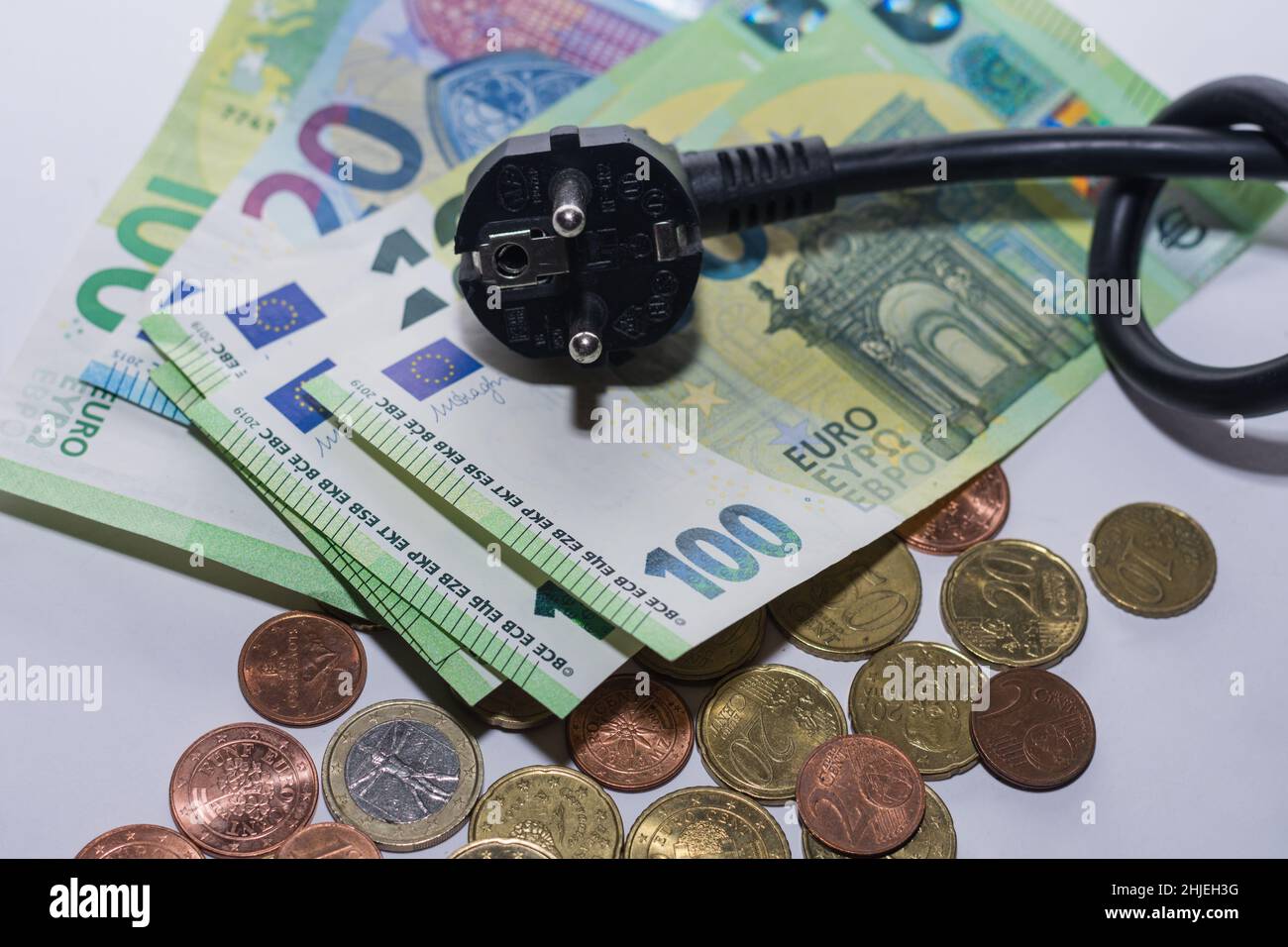 Les prix de l'énergie augmentent et la consommation d'énergie câble d'alimentation avec nœud et euro facture et pièces de monnaie vue détaillée Banque D'Images