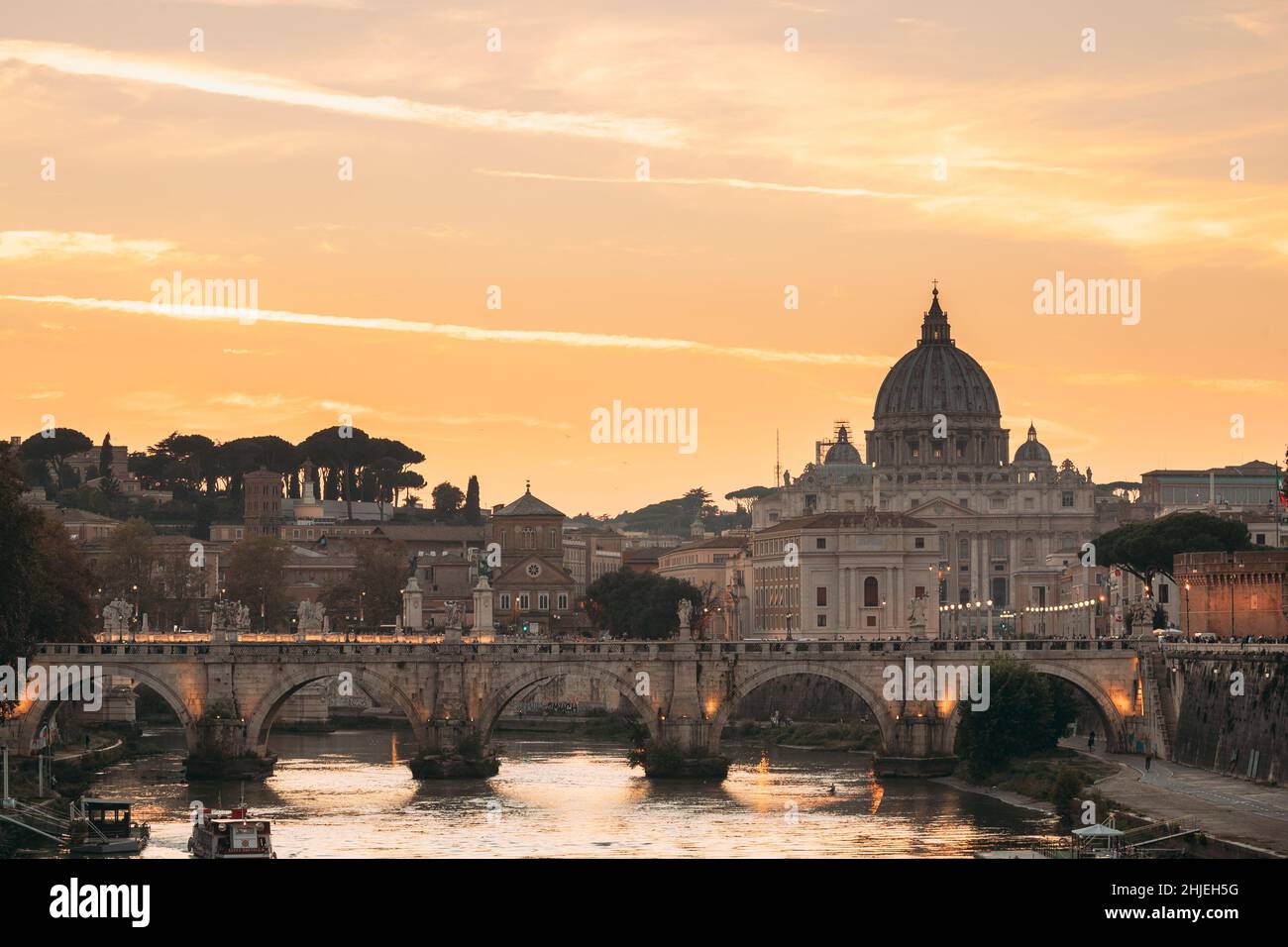 Rome, Italie. Basilique Papale de Saint Pierre au Vatican et Aelian Bridge en heure du lever au coucher du soleil Banque D'Images