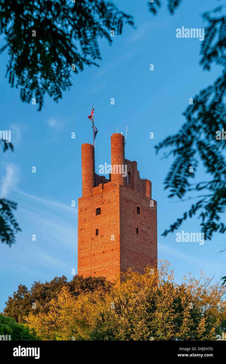 L'ancienne tour de la Rocca di Federico II qui domine le centre historique de San Miniato Pise, Italie Banque D'Images
